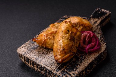 Tuz, baharat ve otlarla marine edilmiş tavuk fileto parçaları ve ızgara.