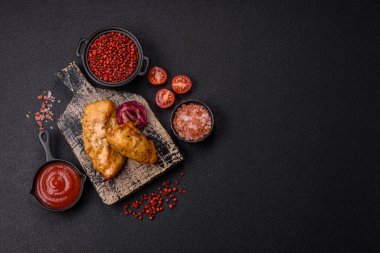 Tuz, baharat ve otlarla marine edilmiş tavuk fileto parçaları ve ızgara.