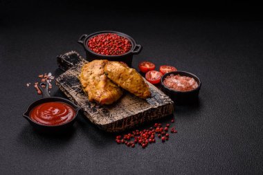 Tuz, baharat ve otlarla marine edilmiş tavuk fileto parçaları ve ızgara.