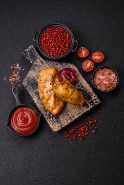 Tuz, baharat ve otlarla marine edilmiş tavuk fileto parçaları ve ızgara.