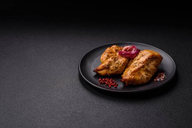 Tuz, baharat ve otlarla marine edilmiş tavuk fileto parçaları ve ızgara.