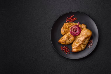 Tuz, baharat ve otlarla marine edilmiş tavuk fileto parçaları ve ızgara.