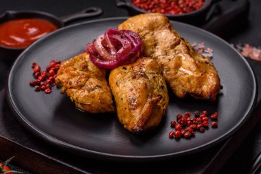 Tuz, baharat ve otlarla marine edilmiş tavuk fileto parçaları ve ızgara.