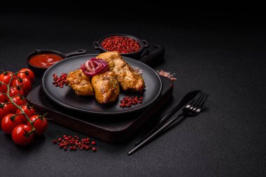 Tuz, baharat ve otlarla marine edilmiş tavuk fileto parçaları ve ızgara.