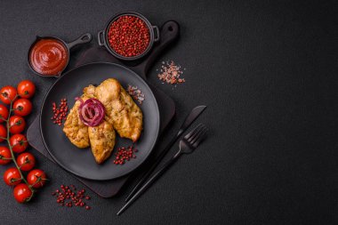 Tuz, baharat ve otlarla marine edilmiş tavuk fileto parçaları ve ızgara.