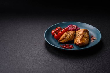 Tuz, baharat ve otlarla marine edilmiş tavuk fileto parçaları ve ızgara.