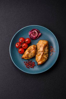 Tuz, baharat ve otlarla marine edilmiş tavuk fileto parçaları ve ızgara.