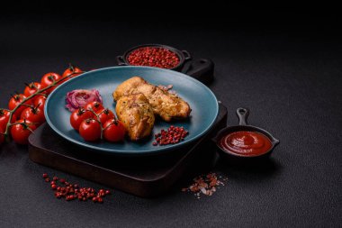 Tuz, baharat ve otlarla marine edilmiş tavuk fileto parçaları ve ızgara.