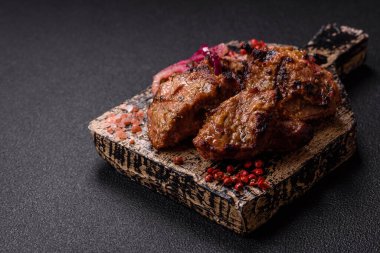 Dilimlenmiş et parçaları, tuz, baharat ve otlarla marine edilmiş ve ızgara.