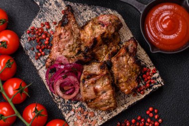 Dilimlenmiş et parçaları, tuz, baharat ve otlarla marine edilmiş ve ızgara.