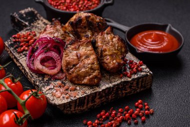 Dilimlenmiş et parçaları, tuz, baharat ve otlarla marine edilmiş ve ızgara.