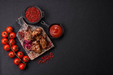 Dilimlenmiş et parçaları, tuz, baharat ve otlarla marine edilmiş ve ızgara.