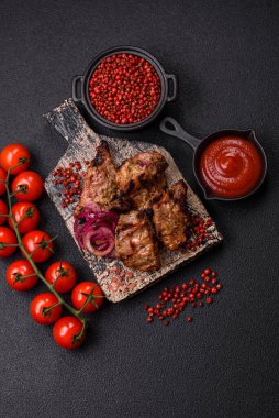 Dilimlenmiş et parçaları, tuz, baharat ve otlarla marine edilmiş ve ızgara.