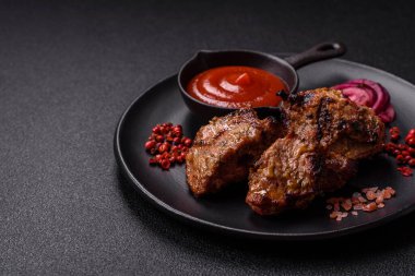 Dilimlenmiş et parçaları, tuz, baharat ve otlarla marine edilmiş ve ızgara.