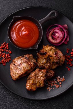 Dilimlenmiş et parçaları, tuz, baharat ve otlarla marine edilmiş ve ızgara.