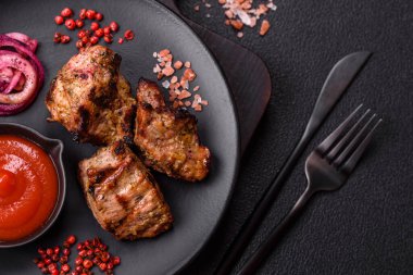 Dilimlenmiş et parçaları, tuz, baharat ve otlarla marine edilmiş ve ızgara.