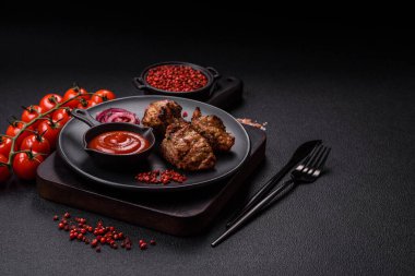 Dilimlenmiş et parçaları, tuz, baharat ve otlarla marine edilmiş ve ızgara.