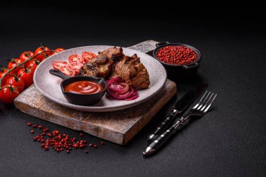 Dilimlenmiş et parçaları, tuz, baharat ve otlarla marine edilmiş ve ızgara.