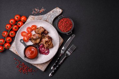 Dilimlenmiş et parçaları, tuz, baharat ve otlarla marine edilmiş ve ızgara.