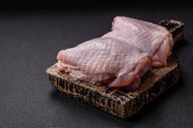 Çiğ tavuk butları, tuzlu, baharatlı ve ızgara için hazırlanmış otlar.