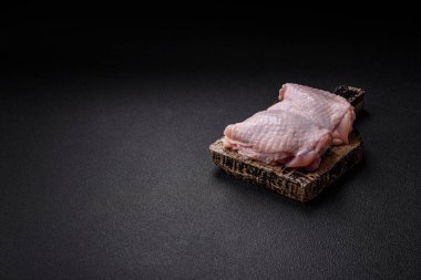 Çiğ tavuk butları, tuzlu, baharatlı ve ızgara için hazırlanmış otlar.