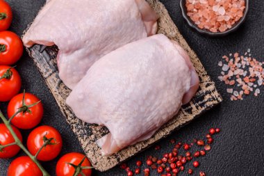 Çiğ tavuk butları, tuzlu, baharatlı ve ızgara için hazırlanmış otlar.