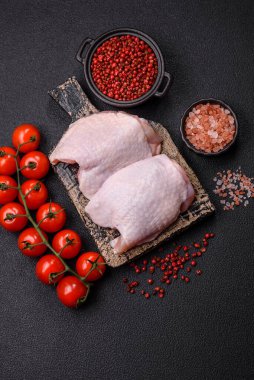 Çiğ tavuk butları, tuzlu, baharatlı ve ızgara için hazırlanmış otlar.