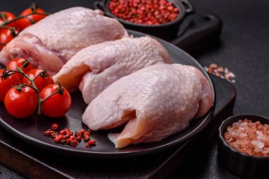 Çiğ tavuk butları, tuzlu, baharatlı ve ızgara için hazırlanmış otlar.