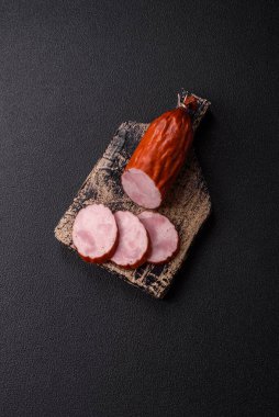 Füme sosis ya da jambon, lezzetli sandviçler yapmak için dilimler halinde dilimlenmiş.