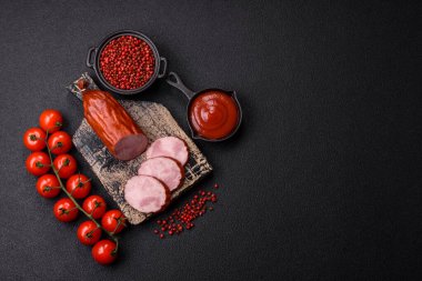 Füme sosis ya da jambon, lezzetli sandviçler yapmak için dilimler halinde dilimlenmiş.