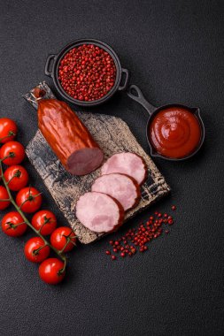 Füme sosis ya da jambon, lezzetli sandviçler yapmak için dilimler halinde dilimlenmiş.