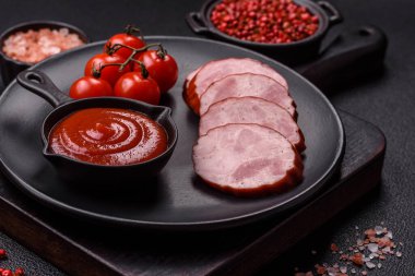 Füme sosis ya da jambon, lezzetli sandviçler yapmak için dilimler halinde dilimlenmiş.