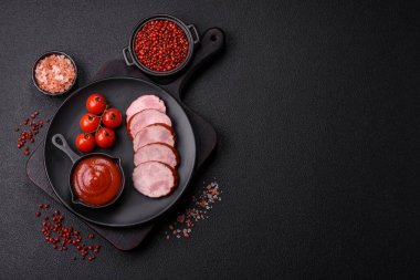 Füme sosis ya da jambon, lezzetli sandviçler yapmak için dilimler halinde dilimlenmiş.