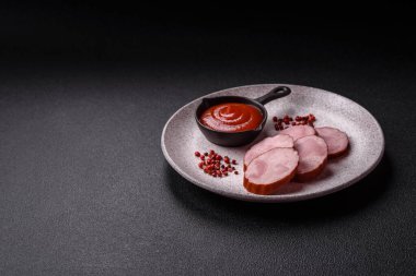 Füme sosis ya da jambon, lezzetli sandviçler yapmak için dilimler halinde dilimlenmiş.