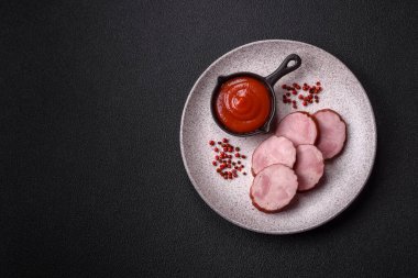 Füme sosis ya da jambon, lezzetli sandviçler yapmak için dilimler halinde dilimlenmiş.