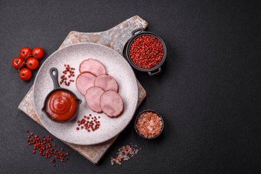 Füme sosis ya da jambon, lezzetli sandviçler yapmak için dilimler halinde dilimlenmiş.