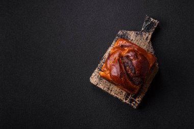 Aile ziyafeti ve çay partisi için koyu beton arka planda haşhaşlı kek.