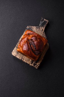 Aile ziyafeti ve çay partisi için koyu beton arka planda haşhaşlı kek.