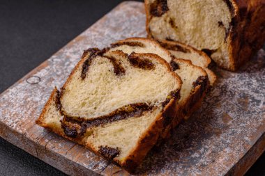 Aile ziyafeti ve çay partisi için koyu beton arka planda haşhaşlı kek.