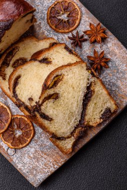 Aile ziyafeti ve çay partisi için koyu beton arka planda haşhaşlı kek.