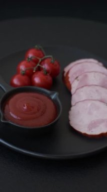 Füme sosis ya da jambon, lezzetli sandviçler yapmak için dilimler halinde dilimlenmiş.