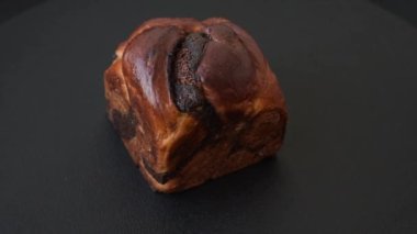 Aile ziyafeti ve çay partisi için koyu beton arka planda haşhaşlı kek.