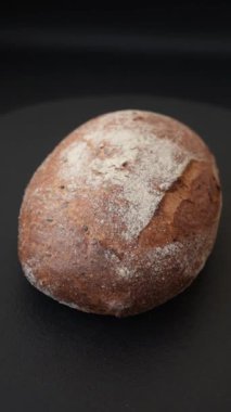 Koyu beton arka planda sandviçler için tohumlu ve tahıllı kahverengi ekmek.