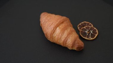 Tatlı, kremalı meyveli kruvasan. Sabah kahvaltısı için şekerler