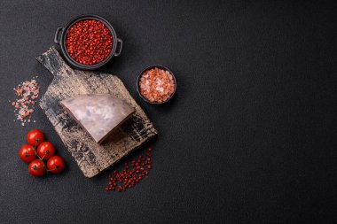 Tuzlu, baharatlı, otlu ve sebzeli ev yapımı, beton kaplama bir kafatası.