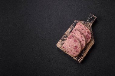 Tuzlu, baharatlı, otlu ve sebzeli ev yapımı, beton kaplama bir kafatası.