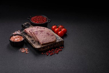 Tuzlu, baharatlı, otlu ve sebzeli ev yapımı, beton kaplama bir kafatası.