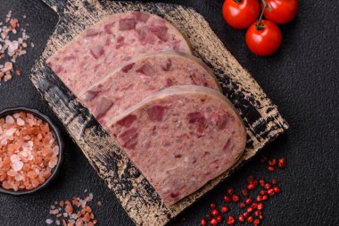 Tuzlu, baharatlı, otlu ve sebzeli ev yapımı, beton kaplama bir kafatası.