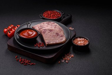 Tuzlu, baharatlı, otlu ve sebzeli ev yapımı, beton kaplama bir kafatası.