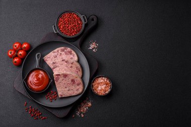 Tuzlu, baharatlı, otlu ve sebzeli ev yapımı, beton kaplama bir kafatası.